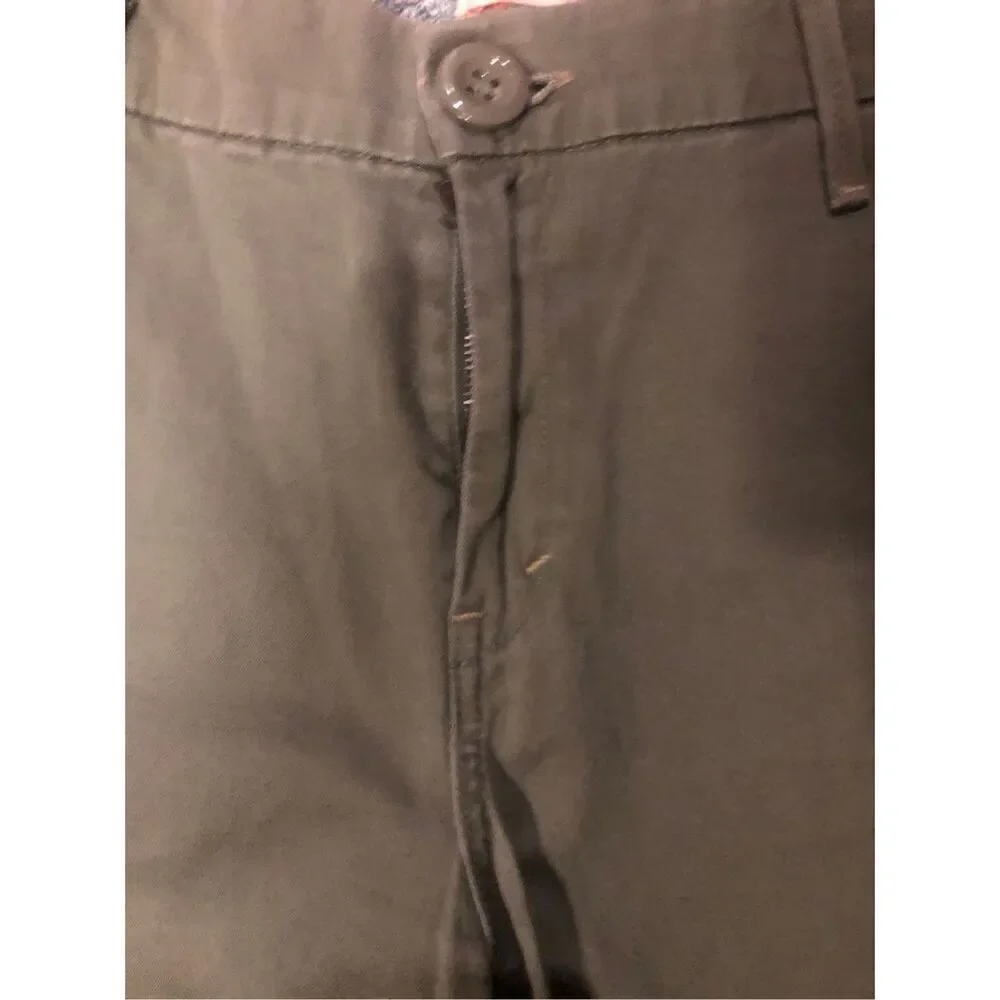 Levi’s olive green flat-front chino shorts. Button and zip fly closure, belt loo